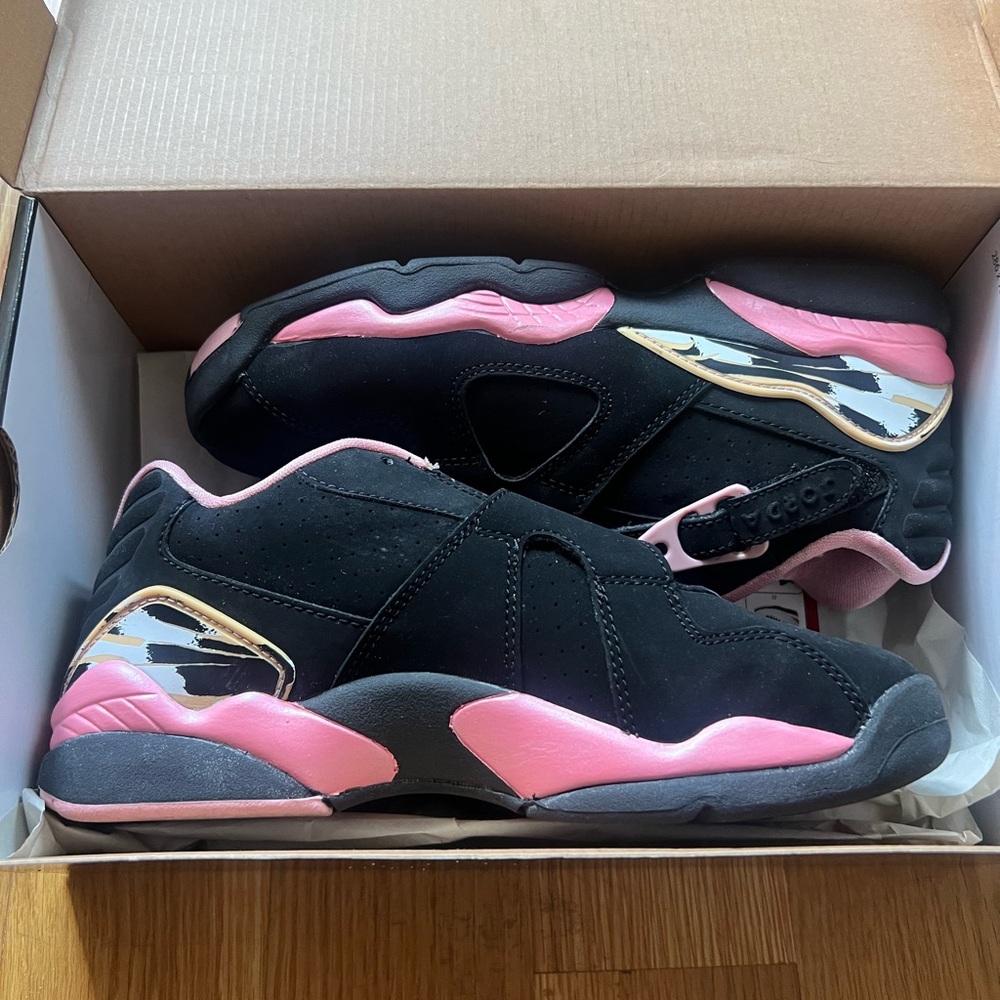 AIR JORDANS 8 retro
Black pink white Nikes  
4.5 Y- 6.5 W
Comes w original box